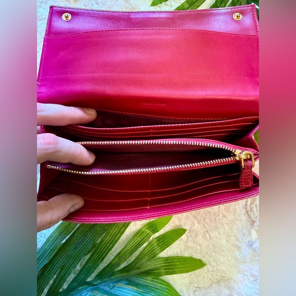 IN BOX! MIU MIU ๐ฉท Vibrant Pink Continental Italian Croc Leather Long Snap Wallet - Picture 8 of 14